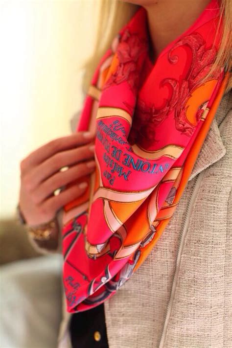 comment porter le foulard hermes|hermes scarf catalogue.